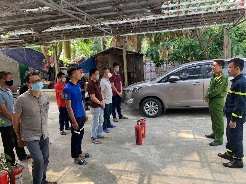 Cán bộ Công an phường Long Biên cùng cán bộ Đội Cảnh sát PCCC&amp;CNCH – Công an quận Long Biên hướng dẫn công nhân viên Công ty TNHH Thành Đạt cách xử lý khi có cháy, nổ xảy ra