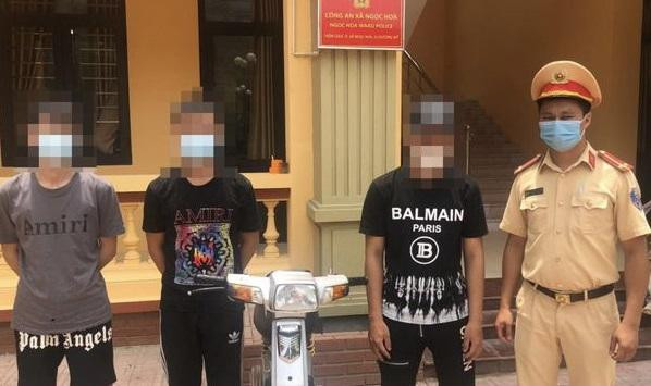 Nhóm thanh niên "bốc đầu" xe máy bị xử lý Nhóm thanh niên "bốc đầu" xe máy bị xử lý