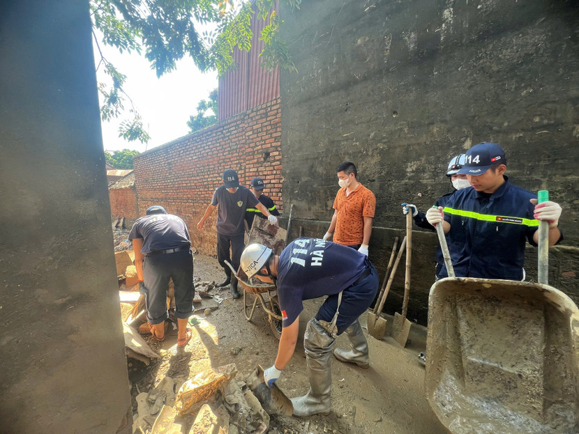 Công tác dọn dẹp gặp không ít khó khăn do khối lượng bùn rất lớn, lầy lội