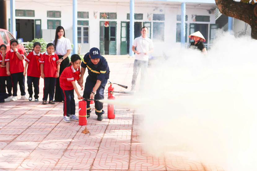 Học sinh được trải nghiệm sử dụng bình chữa cháy xách tay