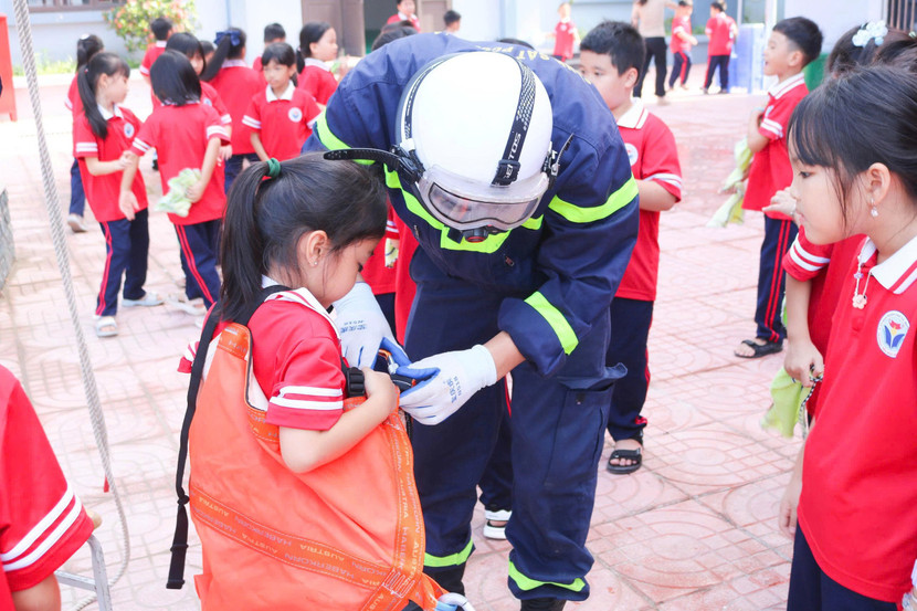Các em được cán bộ chiến sỹ tận tình hướng dẫn, trải nghiệm