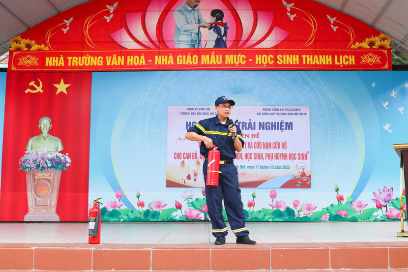 Trung tá Cao Nguyễn Song Phước – Cán bộ Đội CC&amp;CNCH Khu vực số 29 – Phòng Cảnh sát Phòng cháy chữa cháy và cứu nạn cứu hộ, Công an thành phố Hà Nội tuyên truyền, giới thiệu kiến thức cơ bản về an toàn phòng cháy, chữa cháy và cứu nạn cứu hộ