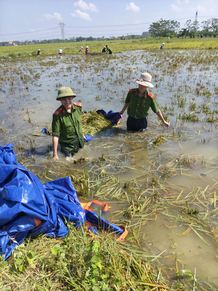 Hình ảnh những chiến sĩ tận tụy giúp đỡ nhân dân đã để lại ấn tượng sâu đậm, lan tỏa hình ảnh đẹp về người chiến sĩ Công an Thủ đô hết lòng vì nhân dân phục vụ.