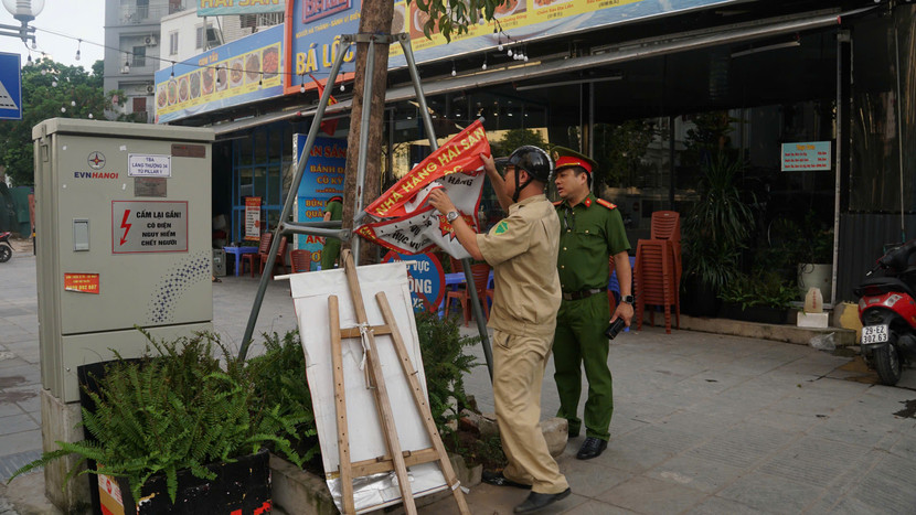 Tháo dỡ các biển quảng cáo treo gây mất mỹ quan đô thị