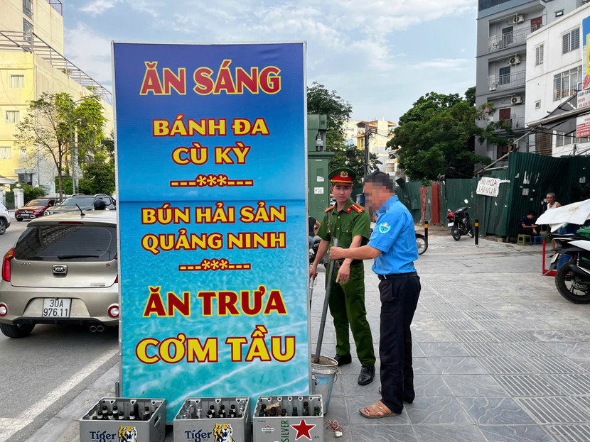 Các trường hợp để biển quảng cáo lấn chiếm vỉa hè đều bị xử lý