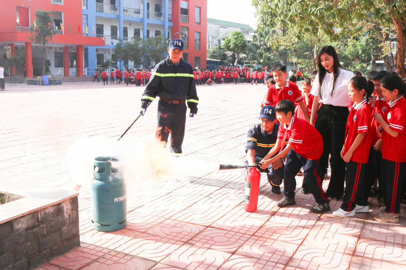 Học sinh hào hứng tham gia trải nghiệm sử dụng bình chữa cháy dập tắt đám cháy giả định