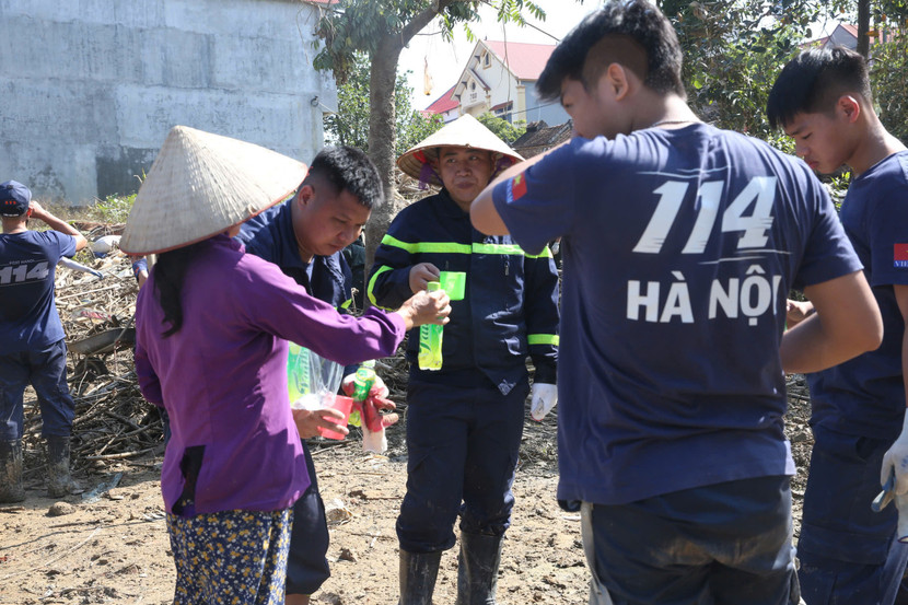 Người dân mời nước, tiếp sức cho cán bộ chiến sỹ