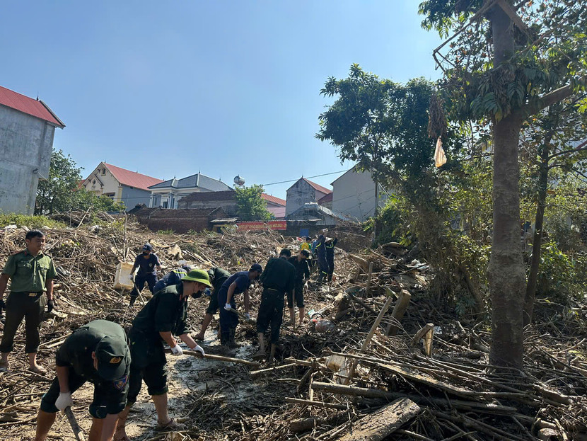 Hơn 200 CBCS Công an Hà Nội được tăng cường đến hỗ trợ nhân dân