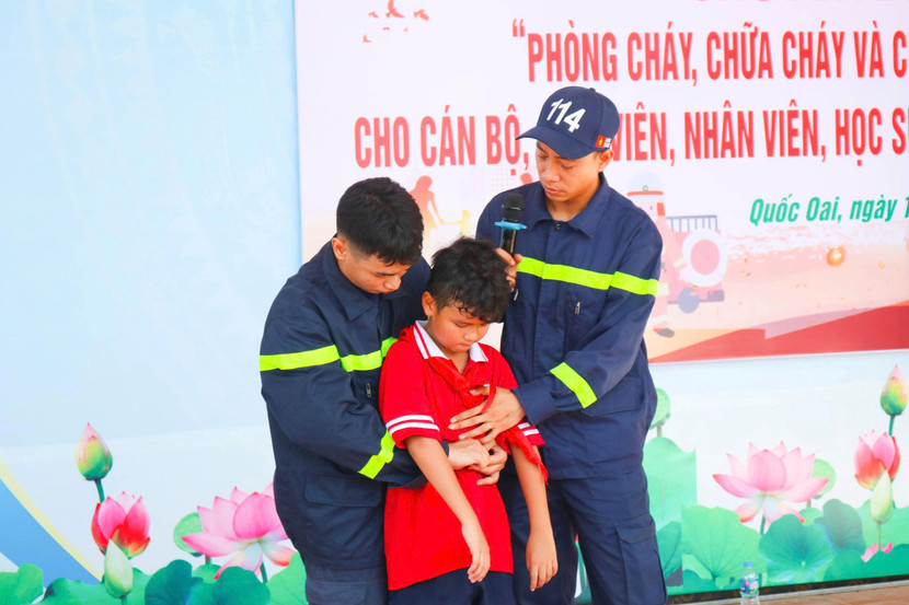 Cán bộ chiến sỹ hướng dẫn học sinh cách sơ cứu người bị nạn trong vụ cháy