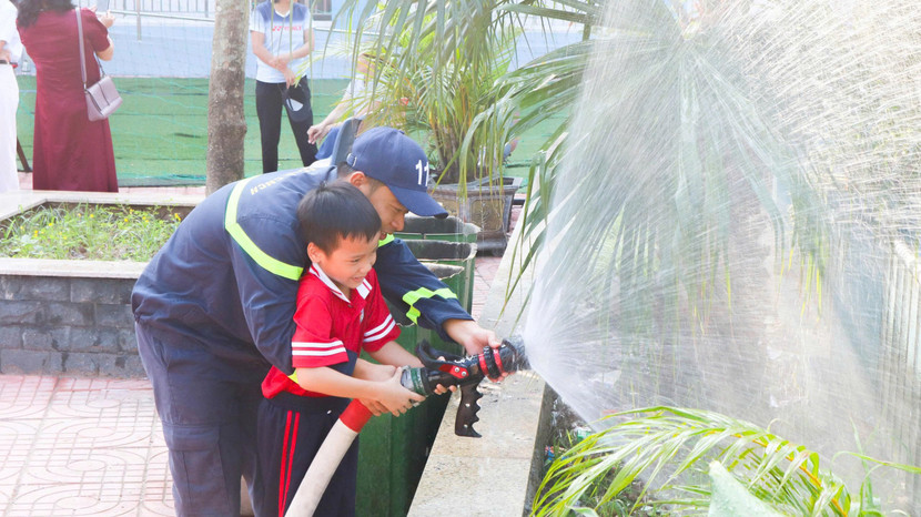 Những em nhỏ háo hức, hào hứng khi lần đầu được trải nghiệm trở thành chiến sỹ cứu hỏa