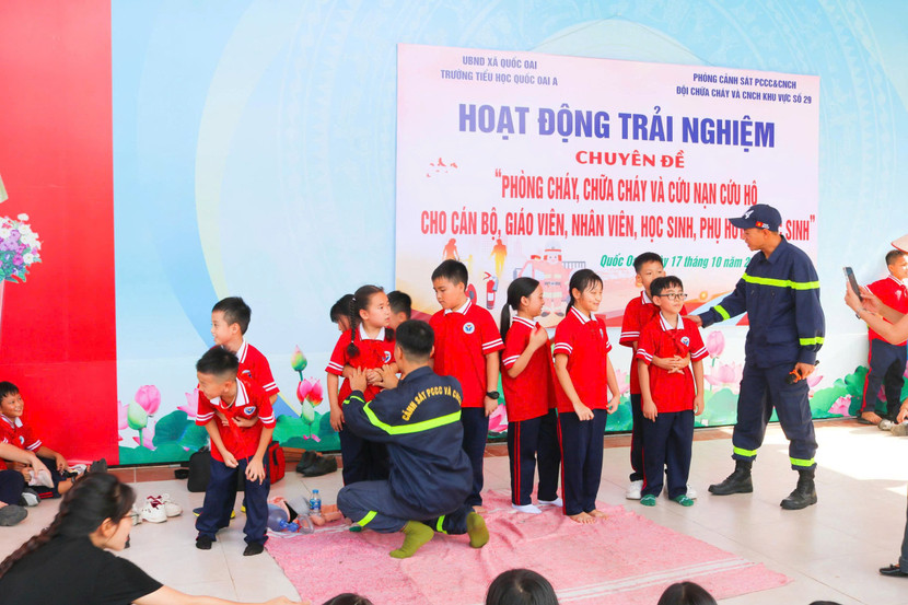 Các em học sinh hào hức tham gia trải nghiệm