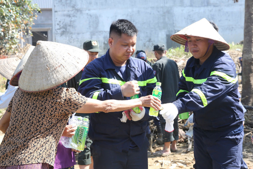 Người dân trân trọng cảm ơn sự hỗ trợ, giúp đỡ của các CBCS Công an Hà Nội