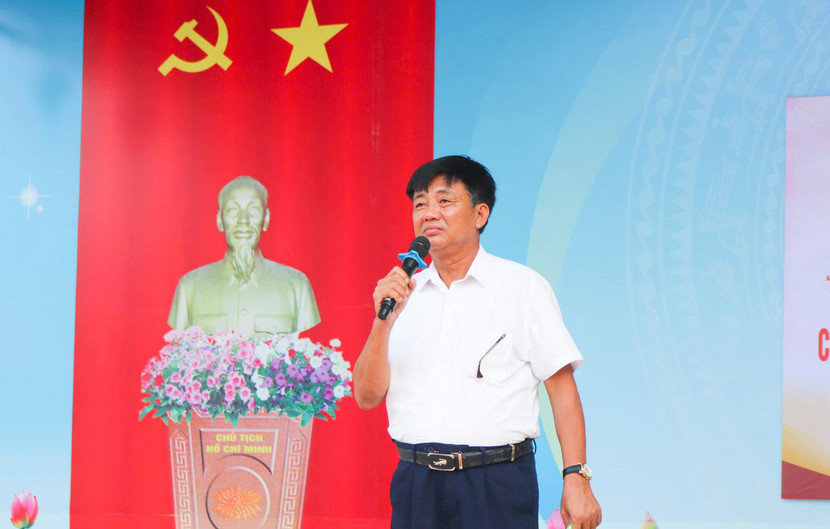 Thầy Nguyễn Quang Thắng- Hiệu Trưởng trường Tiểu học Quốc Oai A phát biểu khai mạc chương trình