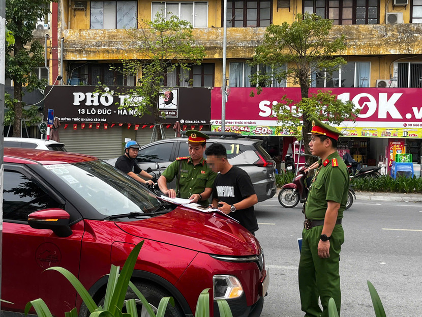 Công an phường Láng xử lý vi phạm đỗ xe không đúng nơi quy định tại khu vực đường Huỳnh Thúc Kháng