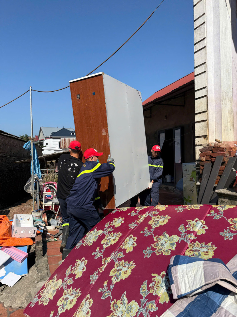 Các CBCS hỗ trợ người dân dọn dẹp nhà cửa sau khi nước rút