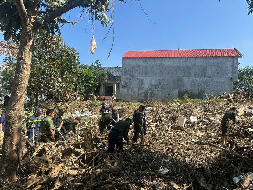 Sau trận lụt, bùn đất, rác thải, cành cây đổ gãy… ngổn ngang ở nhiều nơi.