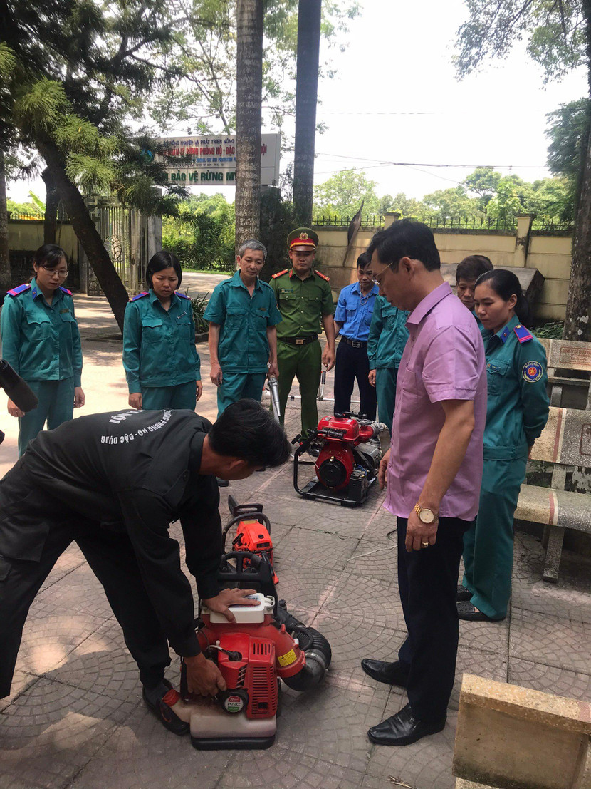 Cán bộ Ban quản lý thực hành sử dụng phương tiện được trang bị. Cán bộ Ban quản lý thực hành sử dụng phương tiện được trang bị.