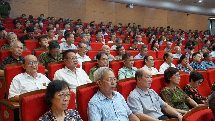 Rất đông người dân địa bàn phường dự hội nghị