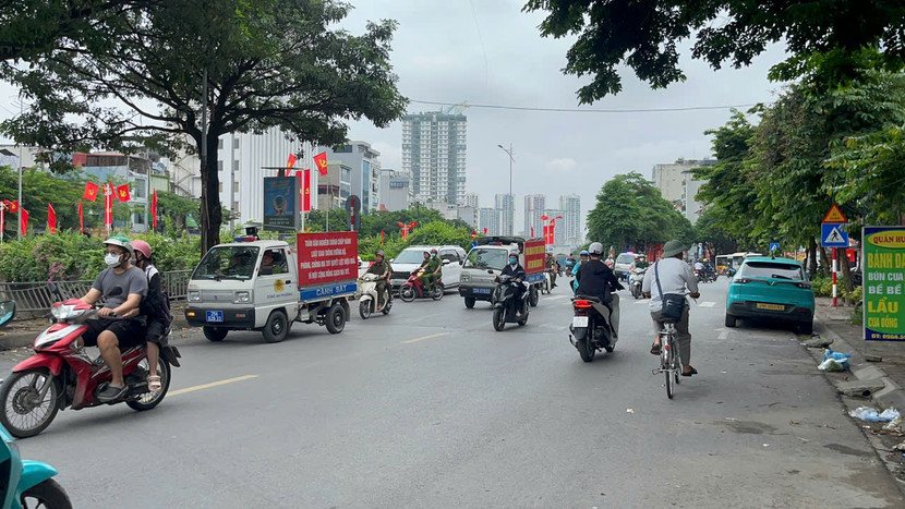 Các CBCS tuyên truyền lưu động để nhân dân chấp hành các quy định