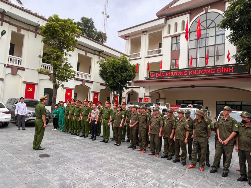 Các lực lượng thuộc phường Khương Đình ra quân triển khai xử lý các vi phạm về trật tự đô thị