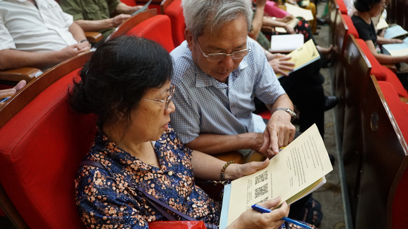 Người dân tìm hiểu về các thông tin về công tác PCCC