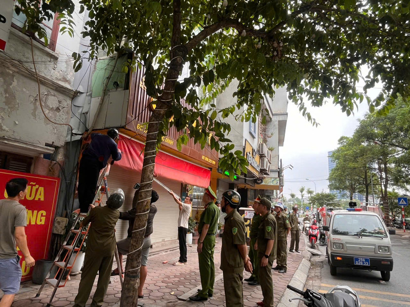 Phường Khương Đình ra quân tổng vệ sinh môi trường, xử lý các vi phạm trật tự đô thị