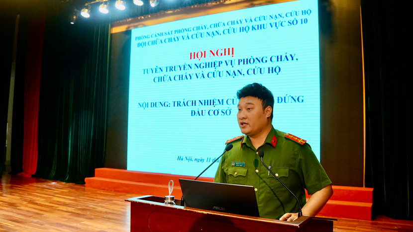 Cán bộ Phòng Cảnh sát PCCC và CNCH Công an Hà Nội tuyên truyền nghiệp vụ PCCC và CNCH