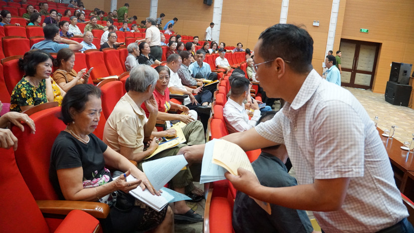 Cán bộ UBND phường phát tài liệu, thông tin về PCCC cho người dân