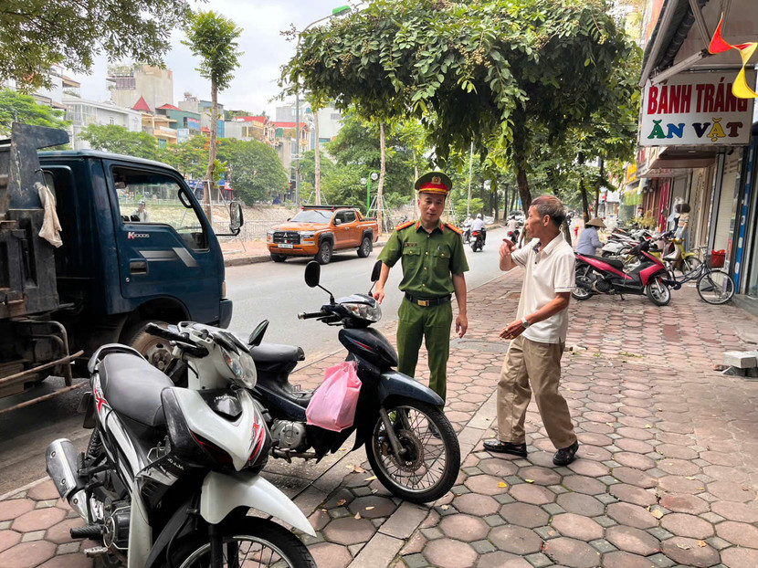 Tuyên truyền, nhắc nhở nhân dân để phương tiện đúng nơi quy định, không lấn chiếm vỉa hè lòng đường