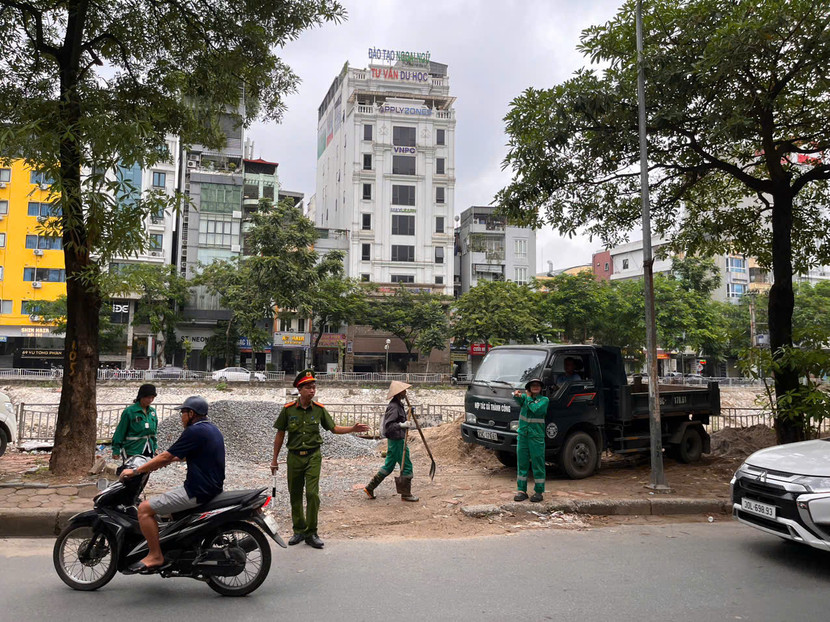 Dọn dẹp, xử lý các bãi tập kết vật liệu dọc vỉa hè sông Tô Lịch