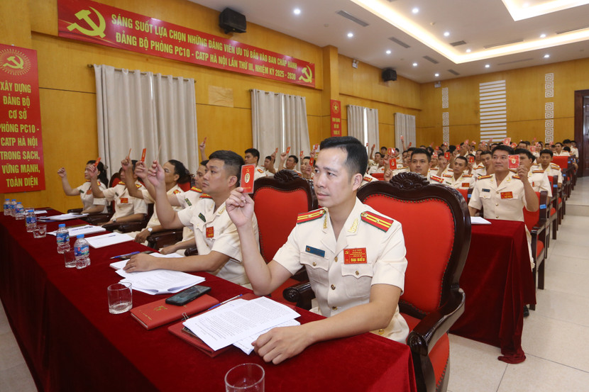 Các đại biểu thể hiện ý chí tại Đại hội