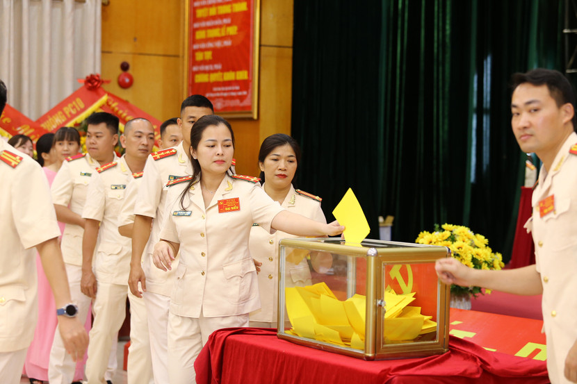 Các đảng viên trong Đảng bộ bỏ phiếu