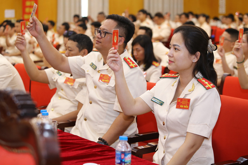 Các đại biểu thể hiện ý chí tại Đại hội