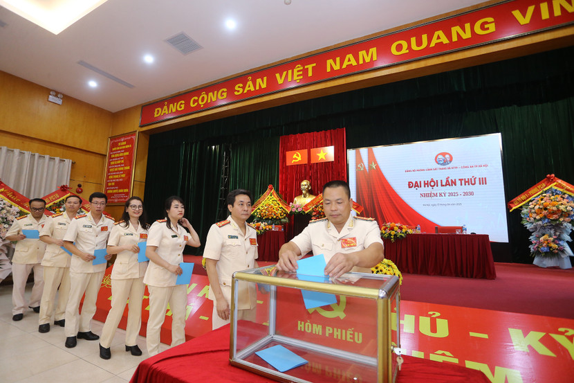 Các đại biểu bỏ phiếu bầu Ban chấp hành Đảng bộ nhiệm kỳ 2025 - 2030