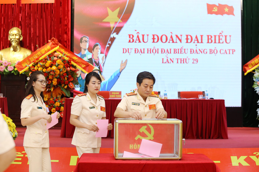 Các đảng viên trong Đảng bộ bỏ phiếu bầu đoàn đại biểu dự Đại hội Đảng bộ Công an Hà Nội CATP Hà Nội lần thứ XXIX nhiệm kỳ 2025 - 2030