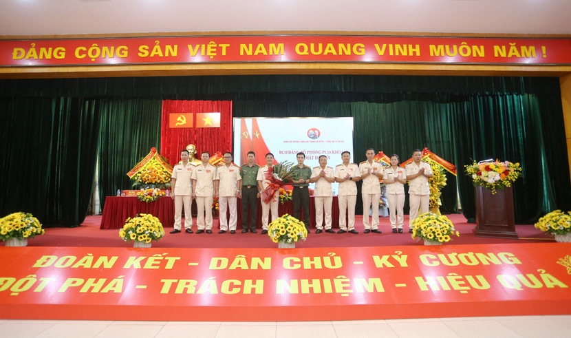 Đại diện lãnh đạo một số phòng chức năng của Công an Hà Nội tặng hoa chúc mừng Ban chấp hành Đảng bộ Phòng Cảnh sát Thi hành án hình sự và hỗ trợ tư pháp nhiệm kỳ 2025 - 2030