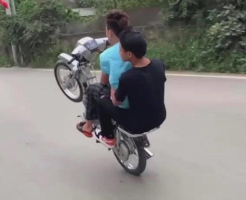 Hình ảnh nam thanh niên điều khiển xe bằng một bánh Hình ảnh nam thanh niên điều khiển xe bằng một bánh