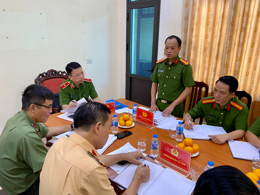 Trung tá Nguyễn Quang Đông, Trưởng Công an xã Phú Cát báo cáo tại buổi kiểm tra