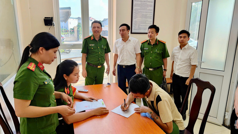 Thiếu tướng Nguyễn Hồng Ky, Phó Giám đốc CATP kiểm tra tại Công an xã Kiều Phú