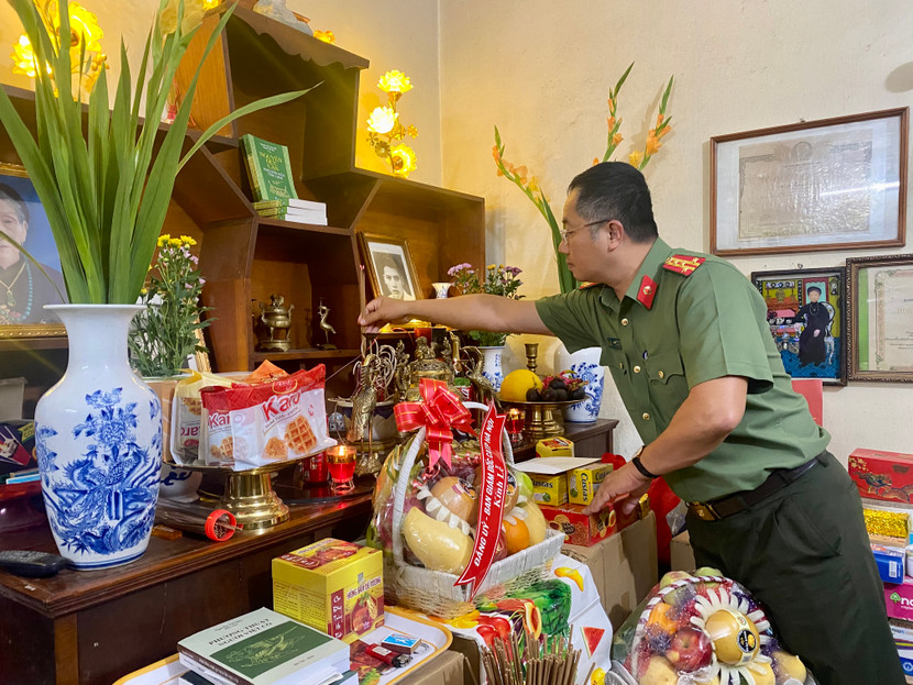 Đại tá Nguyễn Thành Long, Phó Giám đốc CATP Hà Nội thắp nén nhang tưởng nhớ Anh hùng liệt sĩ Nguyễn Tài Hải