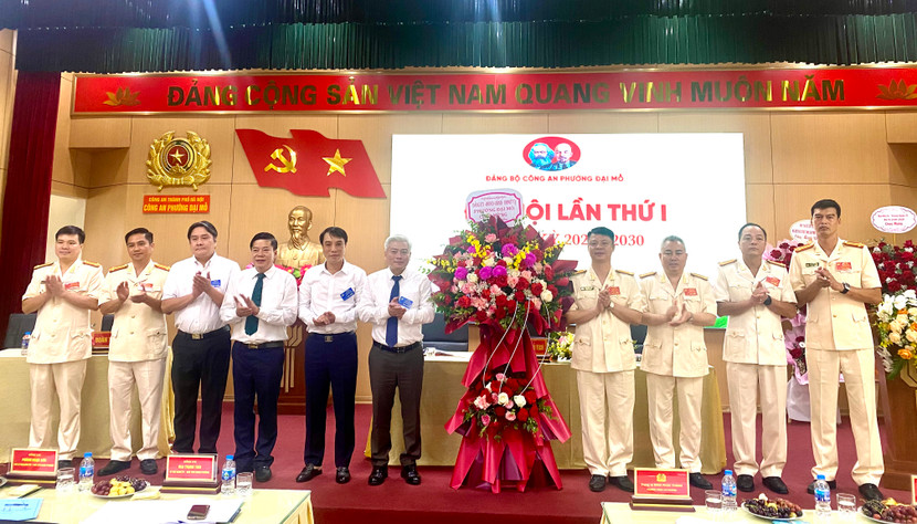 Lãnh đạo Đảng uỷ - HĐND - UBND phường Đại Mỗ trao lẵng hoa chúc mừng Công an phường