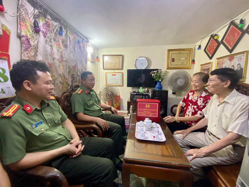 Đại tá Nguyễn Thành Long cùng đoàn công tác thăm hỏi sức khoẻ, đời sống thân nhân Anh hùng liệt sĩ Nguyễn Tài Hải và trao tặng phần quà tri ân của CATP đến gia đình