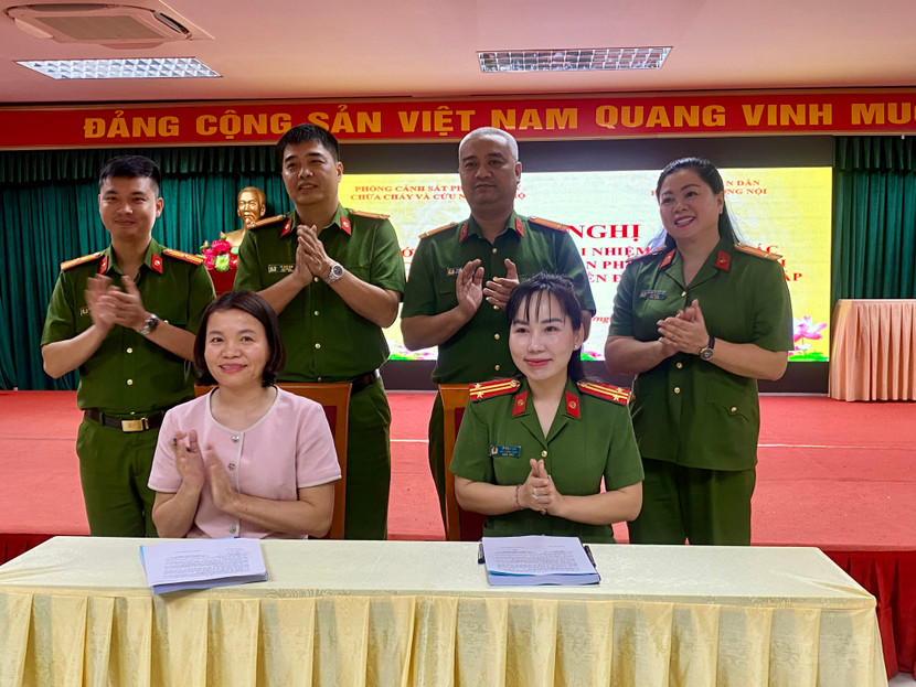 Đại diện các đơn vị tiến hành ký kết biên bản bàn giao... Đại diện các đơn vị tiến hành ký kết biên bản bàn giao...