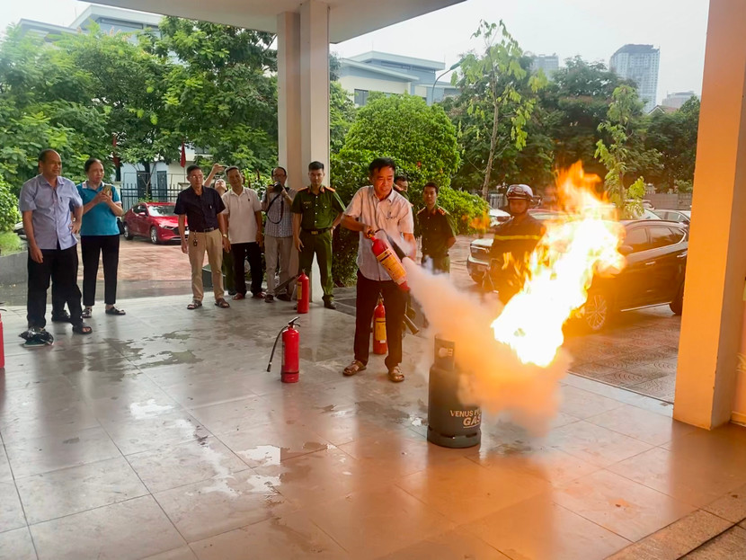 Phần thực hành các đại biểu tham dự trực tiếp sử dụng thiết bị dập tắt đám cháy Phần thực hành các đại biểu tham dự trực tiếp sử dụng thiết bị dập tắt đám cháy