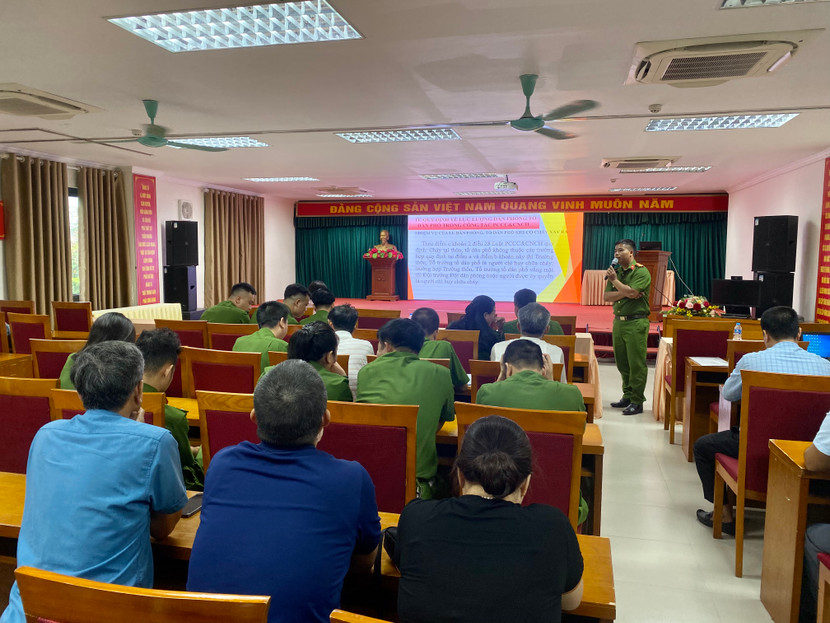 Báo cáo viên của Phòng Cảnh sát PCCC&CNCH, CATP Hà Nội trình bày các nội dung lý thuyết tại hội nghị Báo cáo viên của Phòng Cảnh sát PCCC&CNCH, CATP Hà Nội trình bày các nội dung lý thuyết tại hội nghị