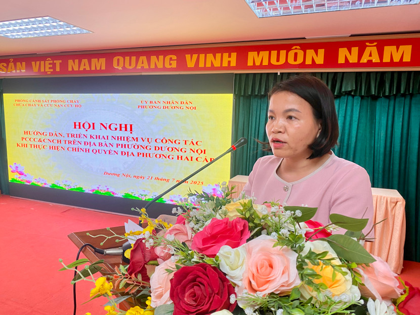 Bà Vũ Thị Ngọc Hiền, Phó Chủ tịch UBND phường Dương Nội trình bày báo cáo công tác PCCC&CCCH trên địa bàn phường Bà Vũ Thị Ngọc Hiền, Phó Chủ tịch UBND phường Dương Nội trình bày báo cáo công tác PCCC&CCCH trên địa bàn phường