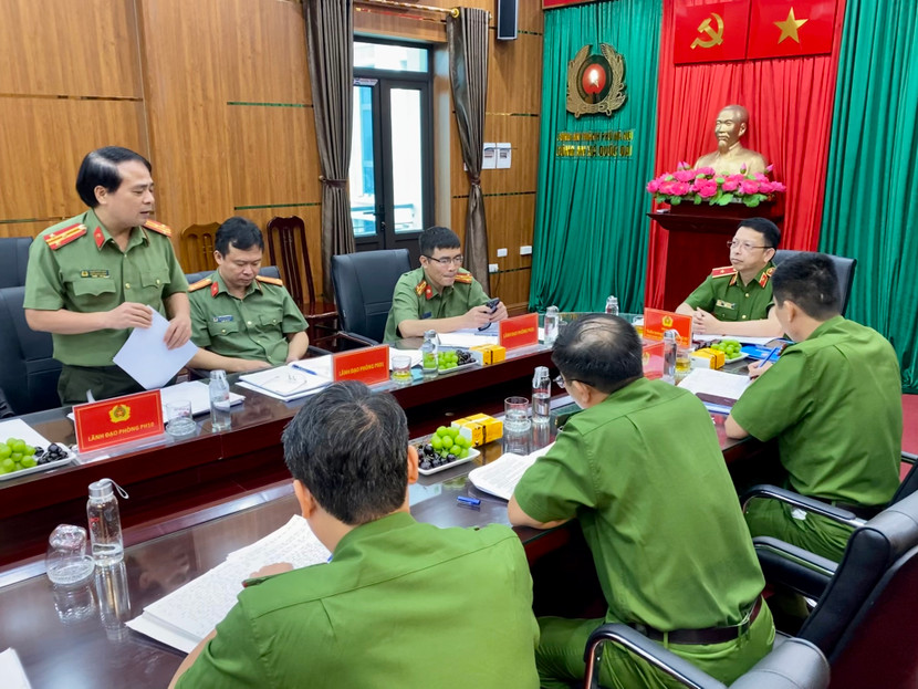 Đại diện lãnh đạo phòng Hậu cần hướng dẫn, giải đáp những vướng mắc trong việc triển khai Công an xã