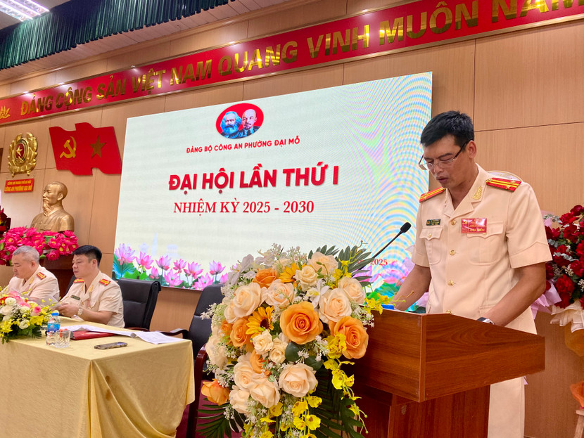 Trung tá Đỗ Thanh Hùng, Phó trưởng Công an phường Đại Mỗ trình bày báo cáo chính trị tại Đại hội