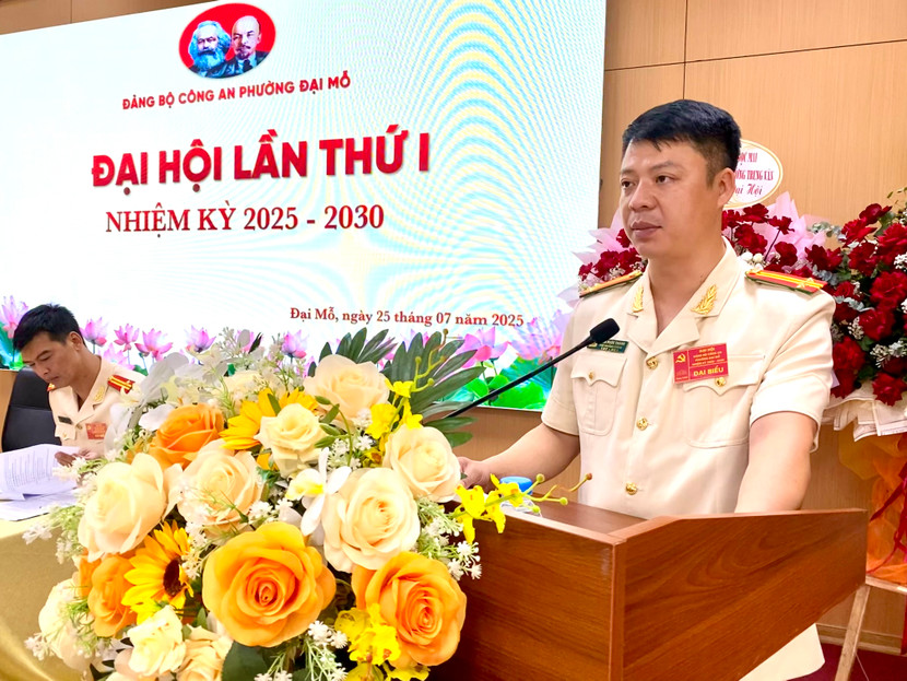 Trung tá Đinh Phúc Thành, Trưởng Công an phường Đại Mỗ phát biểu tại Đại hội
