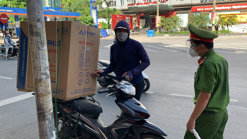 Nhiều trường hợp người dân đi ship hàng điện tử, điện lạnh